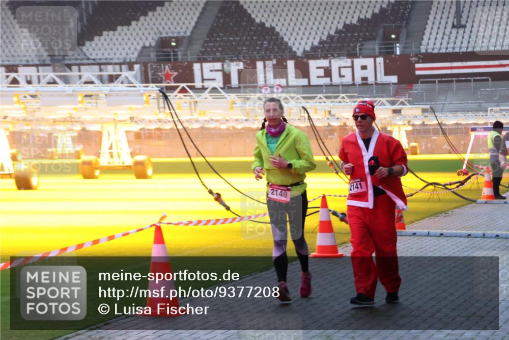 07.12.2025 - St. Pauli X-Mass-Run No. 15 Luisa Fischer http://msf.ph/oto/9377208 07.12.2025 10:00:45 Ziel 2140, 2141, 802, 855, 1112, 1333, 1354, 1360, 1404, 1418, 1976, 2140, 2141, 2348, 2964, 3336, 4129 meine-sportfotos.de