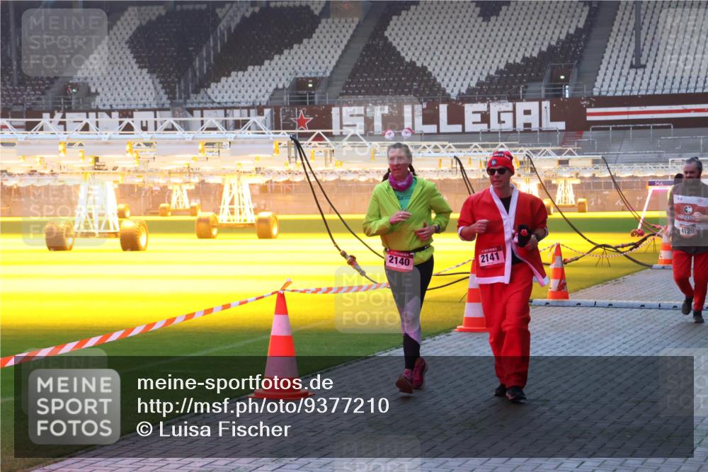 07.12.2025 - St. Pauli X-Mass-Run No. 15 Luisa Fischer http://msf.ph/oto/9377210 07.12.2025 10:00:46 Ziel 2140, 2141, 4129, 802, 855, 1333, 1354, 1360, 1404, 1418, 1976, 2140, 2141, 2348, 3336, 4129 meine-sportfotos.de