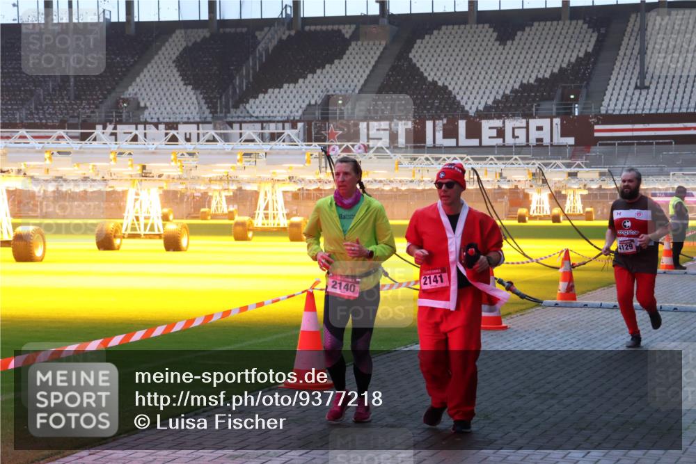 07.12.2025 - St. Pauli X-Mass-Run No. 15 Luisa Fischer http://msf.ph/oto/9377218 07.12.2025 10:00:47 Ziel 2140, 2141, 4129, 802, 855, 1333, 1354, 1360, 1404, 1418, 1976, 2140, 2141, 2348, 3336, 4129 meine-sportfotos.de