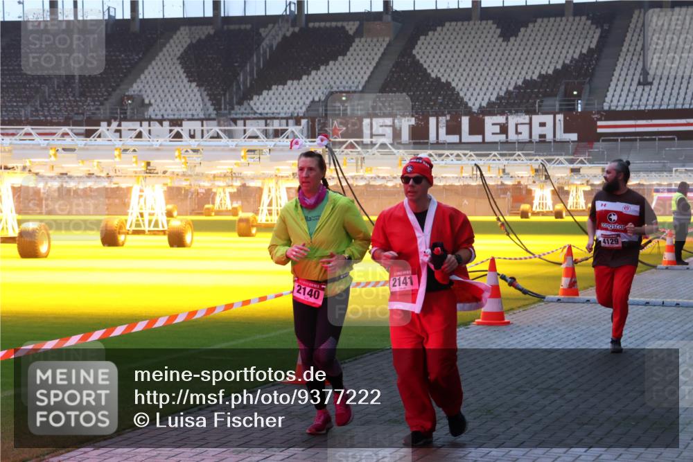 07.12.2025 - St. Pauli X-Mass-Run No. 15 Luisa Fischer http://msf.ph/oto/9377222 07.12.2025 10:00:47 Ziel 2140, 2141, 4129, 802, 855, 1333, 1354, 1360, 1404, 1418, 1976, 2140, 2141, 2348, 3336, 4129 meine-sportfotos.de