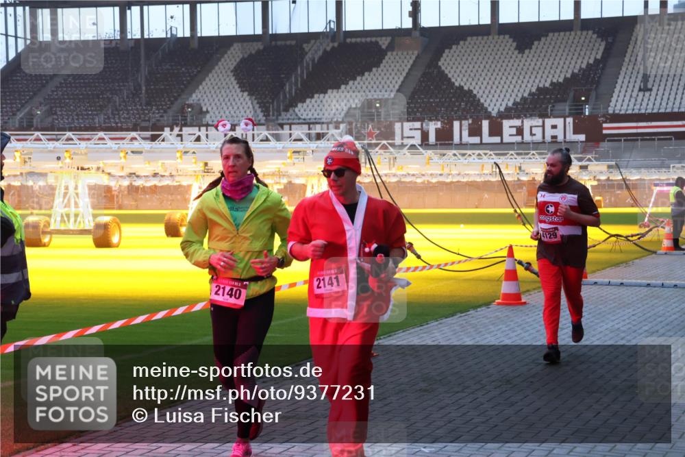 07.12.2025 - St. Pauli X-Mass-Run No. 15 Luisa Fischer http://msf.ph/oto/9377231 07.12.2025 10:00:48 Ziel 2140, 2141, 4129, 802, 855, 1333, 1354, 1360, 1404, 1418, 1976, 2140, 2141, 2348, 3336, 4129 meine-sportfotos.de