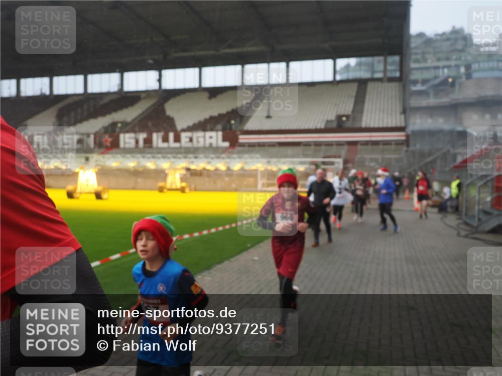 07.12.2025 - St. Pauli X-Mass-Run No. 15 Fabian Wolf http://msf.ph/oto/9377251 07.12.2025 10:06:12 Ziel 127, 148, 180, 424, 468, 805, 834, 893, 967, 969, 1119, 1788, 1937, 2756, 2757, 2894, 2968, 3093, 3172, 3196, 3812, 3814, 3857, 3859, 4235, 4236, 4237, 4246, 4251, 4657, 4665, 4670, 4672, 4676, 4677, 4736, 4739 meine-sportfotos.de