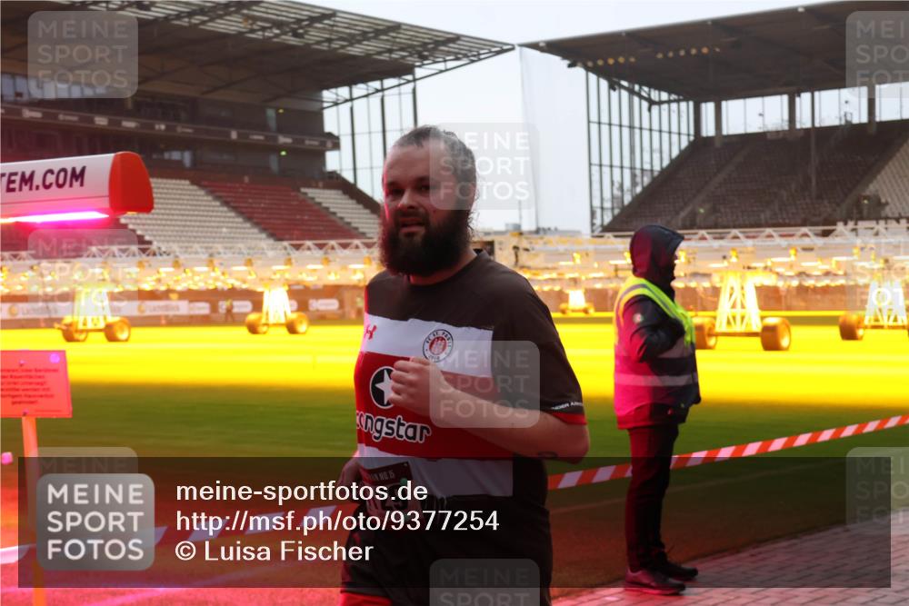 07.12.2025 - St. Pauli X-Mass-Run No. 15 Luisa Fischer http://msf.ph/oto/9377254 07.12.2025 10:00:51 Ziel 15, 129, 1910, 802, 855, 1333, 1354, 1360, 1404, 1418, 1976, 2140, 2141, 2348, 3084, 3336, 4129 meine-sportfotos.de
