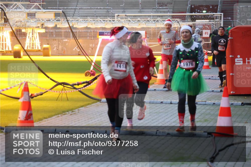 07.12.2025 - St. Pauli X-Mass-Run No. 15 Luisa Fischer http://msf.ph/oto/9377258 07.12.2025 10:00:55 Ziel 1418, 3084, 1976, 3336, 802, 855, 1333, 1354, 1360, 1404, 1418, 1976, 2140, 2141, 2348, 3084, 3336, 4129 meine-sportfotos.de
