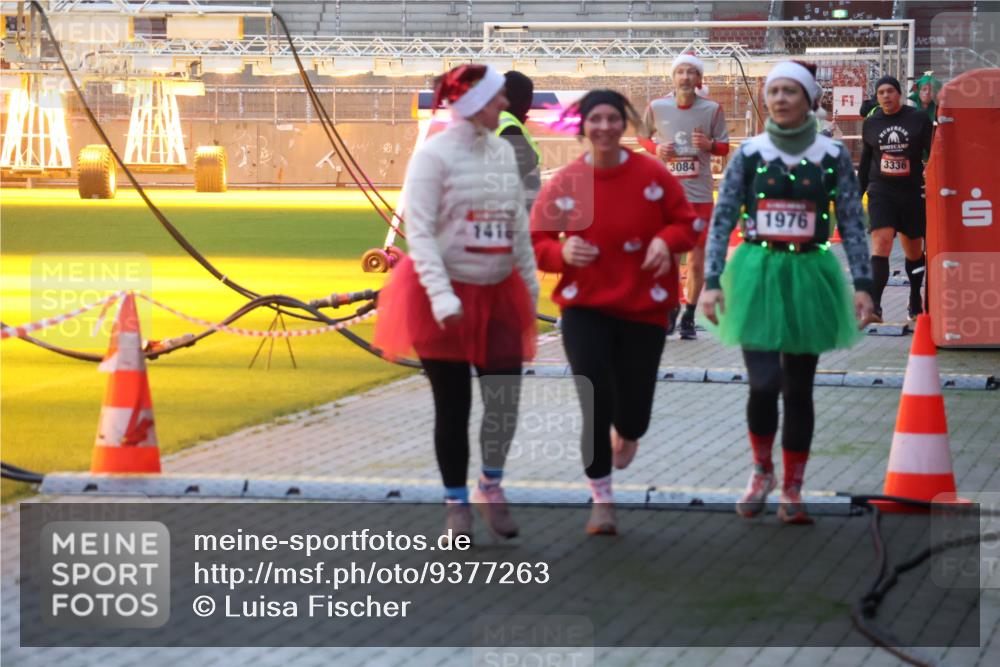 07.12.2025 - St. Pauli X-Mass-Run No. 15 Luisa Fischer http://msf.ph/oto/9377263 07.12.2025 10:00:56 Ziel 1418, 3084, 1976, 3336, 802, 855, 1333, 1354, 1360, 1404, 1418, 1976, 2140, 2141, 2348, 3084, 3336, 4129 meine-sportfotos.de