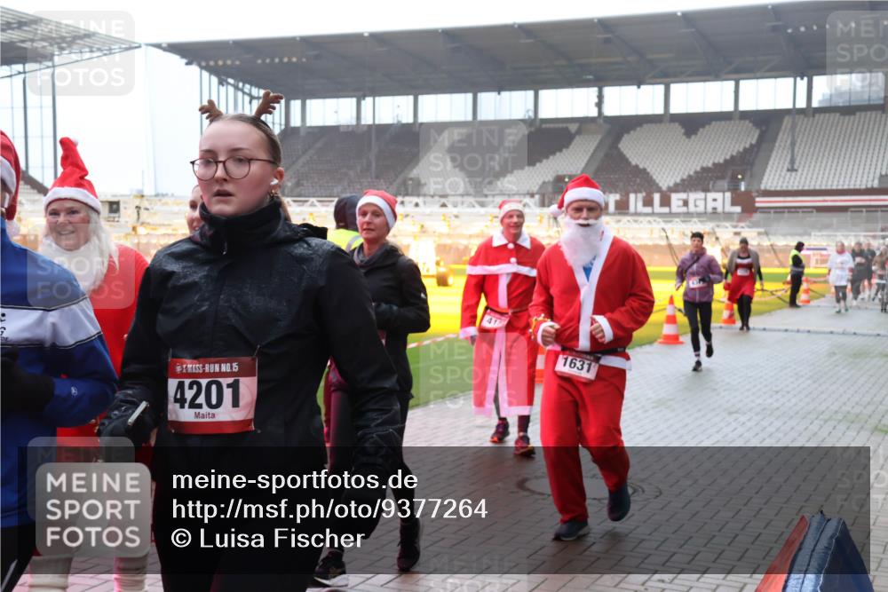 07.12.2025 - St. Pauli X-Mass-Run No. 15 Luisa Fischer http://msf.ph/oto/9377264 07.12.2025 10:25:54 Ziel 15, 4201, 1631, 50, 129, 211, 369, 374, 387, 398, 404, 1012, 1069, 1247, 1631, 1977, 1987, 1995, 2029, 2041, 2104, 2106, 2149, 2191, 2215, 2680, 3742, 3779, 3962, 4118, 4119, 4121, 4162, 4164, 4201, 4202, 4204, 4284, 4335, 4372, 4373, 4431, 4445, 4482, 4485, 4501, 4513, 4514 meine-sportfotos.de