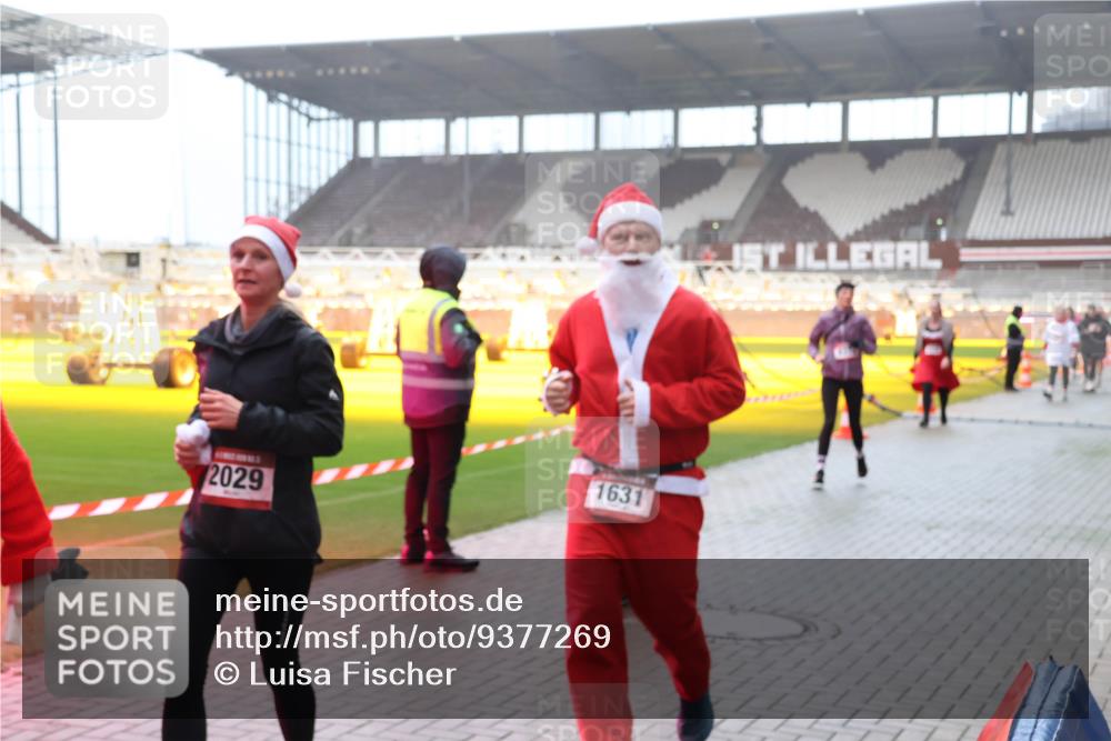 07.12.2025 - St. Pauli X-Mass-Run No. 15 Luisa Fischer http://msf.ph/oto/9377269 07.12.2025 10:25:55 Ziel 1631, 2029, 50, 129, 211, 369, 374, 387, 398, 404, 1012, 1069, 1247, 1631, 1977, 1987, 1995, 2029, 2041, 2104, 2106, 2149, 2191, 2215, 2680, 3742, 3779, 3962, 4118, 4119, 4121, 4162, 4164, 4201, 4202, 4204, 4284, 4335, 4372, 4373, 4431, 4445, 4482, 4485, 4501 meine-sportfotos.de