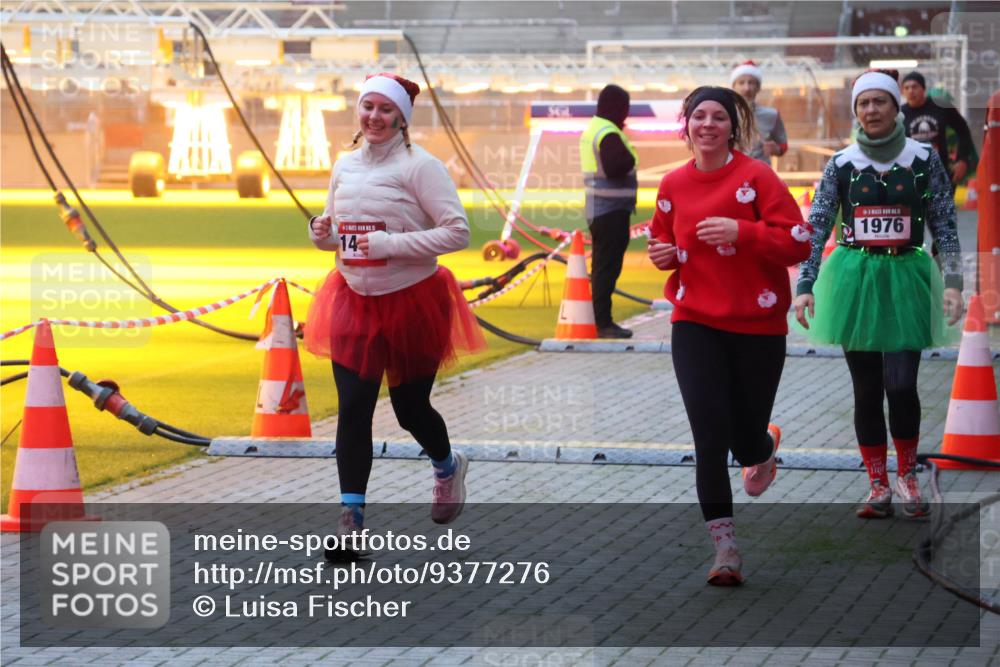 07.12.2025 - St. Pauli X-Mass-Run No. 15 Luisa Fischer http://msf.ph/oto/9377276 07.12.2025 10:00:57 Ziel 15, 14, 1976, 802, 855, 1333, 1354, 1360, 1404, 1418, 1976, 2140, 2141, 2348, 3084, 3336, 4129 meine-sportfotos.de
