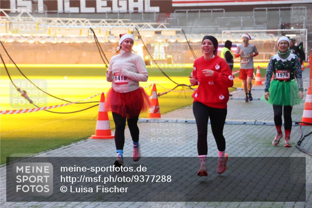 07.12.2025 - St. Pauli X-Mass-Run No. 15 Luisa Fischer http://msf.ph/oto/9377288 07.12.2025 10:00:58 Ziel 1418, 1976, 802, 855, 1333, 1354, 1360, 1404, 1418, 1976, 2140, 2141, 2348, 3084, 3336, 4129 meine-sportfotos.de