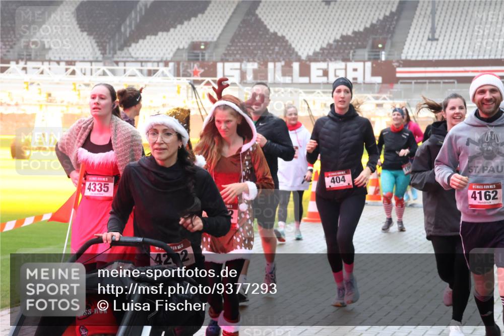 07.12.2025 - St. Pauli X-Mass-Run No. 15 Luisa Fischer http://msf.ph/oto/9377293 07.12.2025 10:26:05 Ziel 4335, 422, 5, 404, 15, 4162, 50, 129, 211, 369, 374, 387, 398, 404, 422, 1069, 1227, 1247, 1538, 1561, 1581, 1586, 1631, 1977, 1987, 1995, 2029, 2041, 2104, 2106, 2149, 2191, 2215, 2680, 2896, 3742, 3779, 3805, 3910, 3918, 3962, 4118, 4119, 4121, 4162, 4164, 4201, 4202, 4204, 4284, 4300, 4301, 4335, 4372, 4373, 4445, 4482, 4485, 4501, 4775, 4782 meine-sportfotos.de
