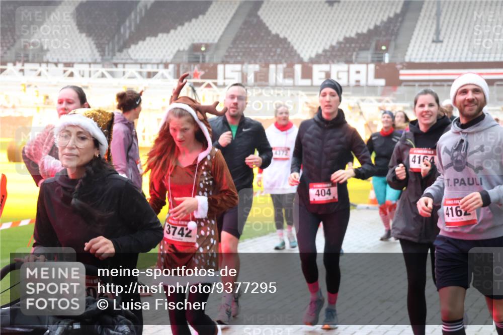 07.12.2025 - St. Pauli X-Mass-Run No. 15 Luisa Fischer http://msf.ph/oto/9377295 07.12.2025 10:26:05 Ziel 3742, 4202, 404, 4164, 416, 50, 129, 211, 369, 374, 387, 398, 404, 422, 1069, 1227, 1247, 1538, 1561, 1581, 1586, 1631, 1977, 1987, 1995, 2029, 2041, 2104, 2106, 2149, 2191, 2215, 2680, 2896, 3742, 3779, 3805, 3910, 3918, 3962, 4118, 4119, 4121, 4162, 4164, 4201, 4202, 4204, 4284, 4300, 4301, 4335, 4372, 4373, 4445, 4482, 4485, 4501, 4775, 4782 meine-sportfotos.de