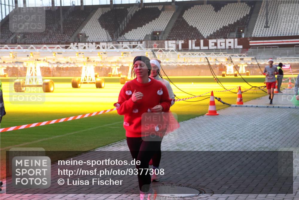 07.12.2025 - St. Pauli X-Mass-Run No. 15 Luisa Fischer http://msf.ph/oto/9377308 07.12.2025 10:01:01 Ziel 1, 3084, 855, 1050, 1333, 1418, 1976, 2140, 2348, 3084, 3336, 4129 meine-sportfotos.de