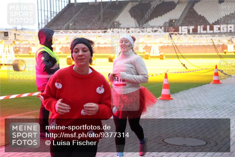 07.12.2025 - St. Pauli X-Mass-Run No. 15 Luisa Fischer http://msf.ph/oto/9377314 07.12.2025 10:01:02 Ziel 1410, 855, 1050, 1418, 1976, 2348, 3084, 3336, 4129 meine-sportfotos.de