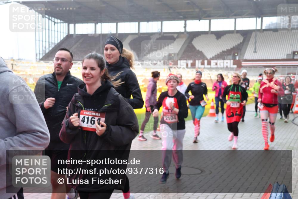 07.12.2025 - St. Pauli X-Mass-Run No. 15 Luisa Fischer http://msf.ph/oto/9377316 07.12.2025 10:26:07 Ziel 15, 4164, 2104, 50, 129, 211, 369, 374, 387, 398, 404, 422, 1069, 1227, 1247, 1538, 1561, 1581, 1586, 1631, 1977, 1987, 1995, 2029, 2041, 2104, 2106, 2149, 2191, 2215, 2680, 2896, 3742, 3779, 3805, 3910, 3918, 3962, 4118, 4119, 4121, 4162, 4164, 4201, 4202, 4204, 4284, 4300, 4301, 4372, 4373, 4445, 4482, 4485, 4501, 4775, 4782 meine-sportfotos.de
