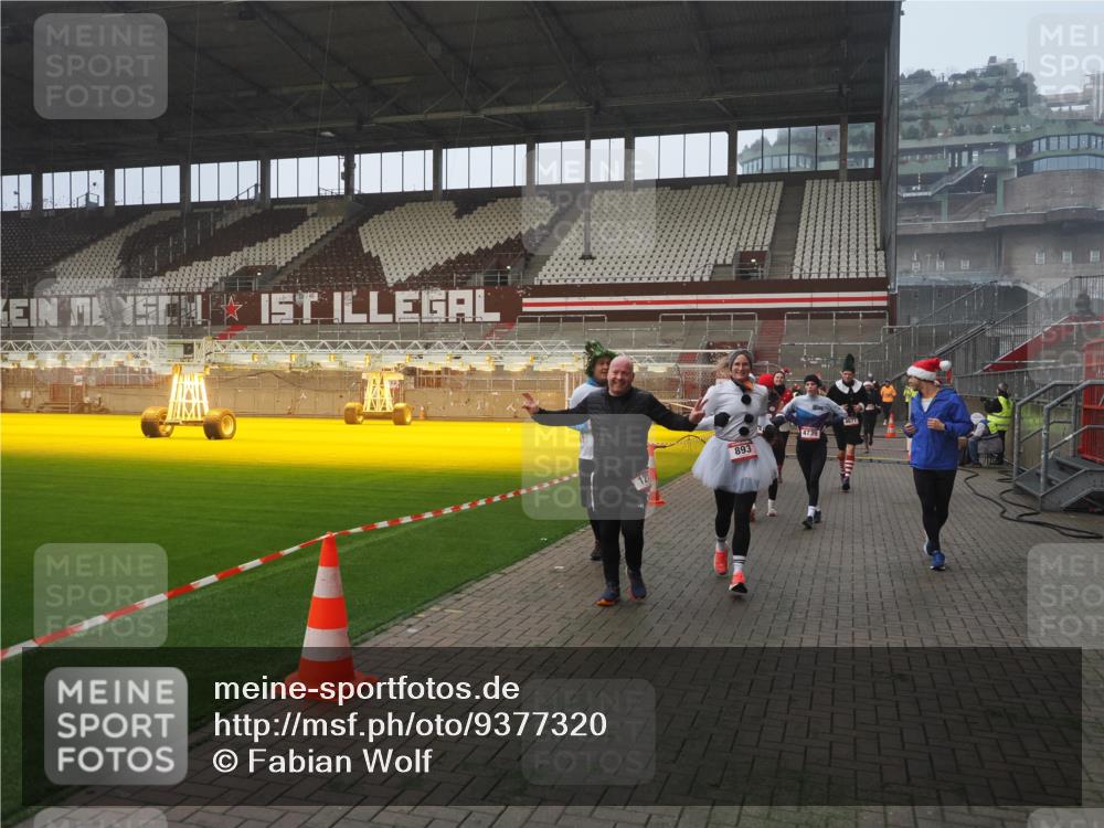07.12.2025 - St. Pauli X-Mass-Run No. 15 Fabian Wolf http://msf.ph/oto/9377320 07.12.2025 10:06:14 Ziel 127, 148, 180, 187, 468, 805, 893, 967, 969, 1119, 1788, 1832, 1937, 2894, 2968, 3093, 3172, 3196, 3812, 3814, 3857, 3859, 4235, 4236, 4237, 4246, 4251, 4657, 4665, 4670, 4672, 4676, 4677, 4736, 4739 meine-sportfotos.de