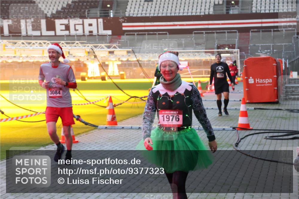 07.12.2025 - St. Pauli X-Mass-Run No. 15 Luisa Fischer http://msf.ph/oto/9377323 07.12.2025 10:01:05 Ziel 3084, 5, 1976, 3336, 855, 1050, 1418, 1976, 2348, 2378, 3084, 3336, 4129 meine-sportfotos.de