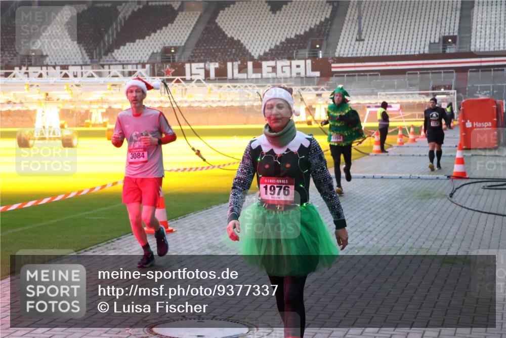 07.12.2025 - St. Pauli X-Mass-Run No. 15 Luisa Fischer http://msf.ph/oto/9377337 07.12.2025 10:01:07 Ziel 1, 3084, 15, 1976, 855, 1050, 1418, 1976, 2348, 2378, 3084, 3336 meine-sportfotos.de