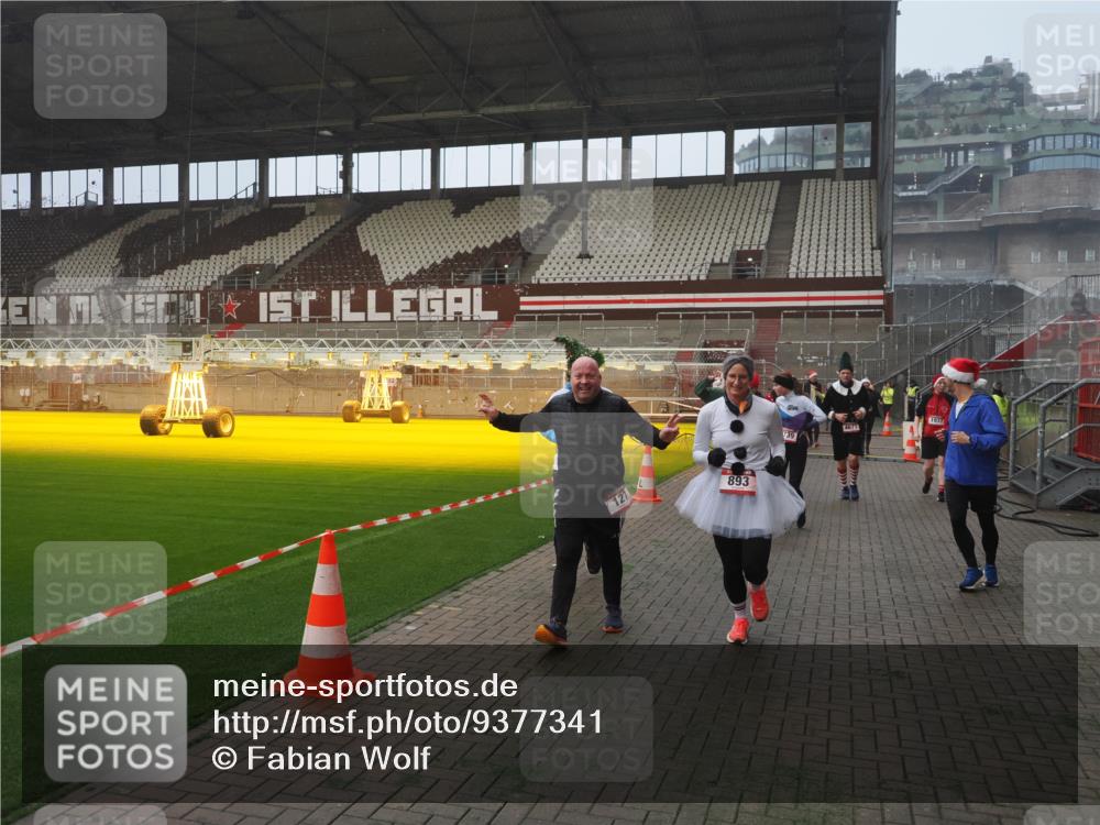 07.12.2025 - St. Pauli X-Mass-Run No. 15 Fabian Wolf http://msf.ph/oto/9377341 07.12.2025 10:06:15 Ziel 127, 148, 180, 187, 468, 893, 967, 969, 1119, 1788, 1832, 1937, 2894, 2968, 3093, 3172, 3196, 3812, 3814, 3859, 4235, 4236, 4237, 4246, 4251, 4657, 4665, 4670, 4672, 4676, 4677, 4736, 4739 meine-sportfotos.de