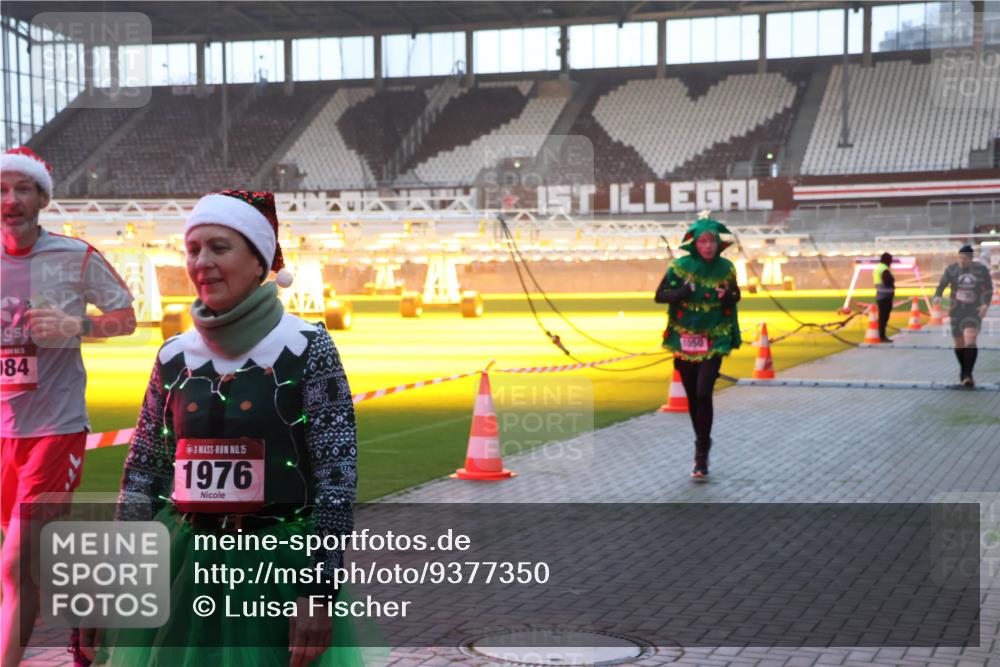 07.12.2025 - St. Pauli X-Mass-Run No. 15 Luisa Fischer http://msf.ph/oto/9377350 07.12.2025 10:01:08 Ziel 084, 15, 1976, 1050, 855, 1050, 1418, 1976, 2348, 2378, 3084, 3336 meine-sportfotos.de