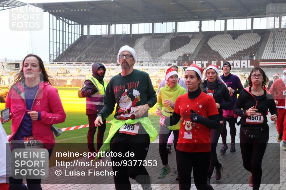 07.12.2025 - St. Pauli X-Mass-Run No. 15 Luisa Fischer http://msf.ph/oto/9377353 07.12.2025 10:26:12 Ziel 428, 4501, 369, 50, 129, 211, 369, 374, 387, 398, 404, 422, 1069, 1227, 1247, 1538, 1561, 1581, 1586, 1631, 2029, 2041, 2104, 2106, 2149, 2191, 2215, 2680, 2896, 3742, 3779, 3805, 3910, 3918, 4118, 4119, 4121, 4162, 4164, 4201, 4202, 4204, 4284, 4300, 4301, 4372, 4373, 4445, 4482, 4485, 4492, 4501, 4775, 4782 meine-sportfotos.de