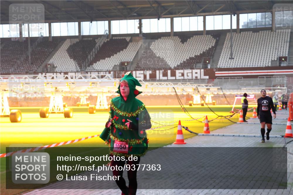 07.12.2025 - St. Pauli X-Mass-Run No. 15 Luisa Fischer http://msf.ph/oto/9377363 07.12.2025 10:01:10 Ziel 1050, 3336, 855, 1050, 1418, 1976, 2348, 2378, 3084, 3336 meine-sportfotos.de