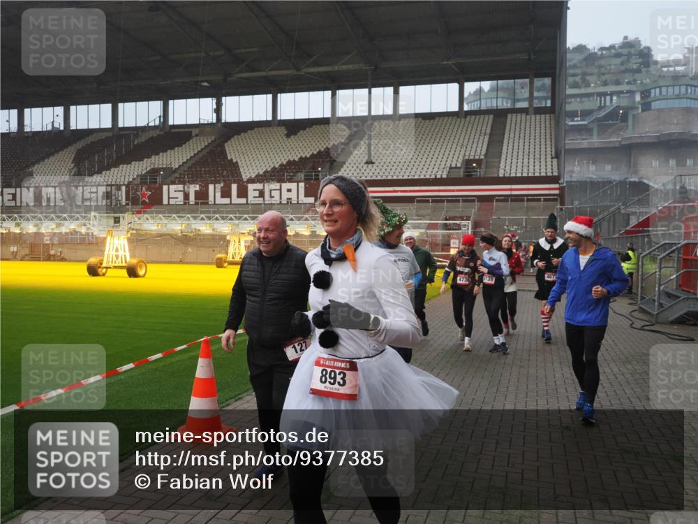 07.12.2025 - St. Pauli X-Mass-Run No. 15 Fabian Wolf http://msf.ph/oto/9377385 07.12.2025 10:06:16 Ziel 127, 148, 180, 187, 468, 893, 967, 969, 1119, 1788, 1832, 1937, 2894, 2968, 3093, 3172, 3196, 4246, 4251, 4657, 4665, 4670, 4672, 4676, 4677, 4736, 4739 meine-sportfotos.de