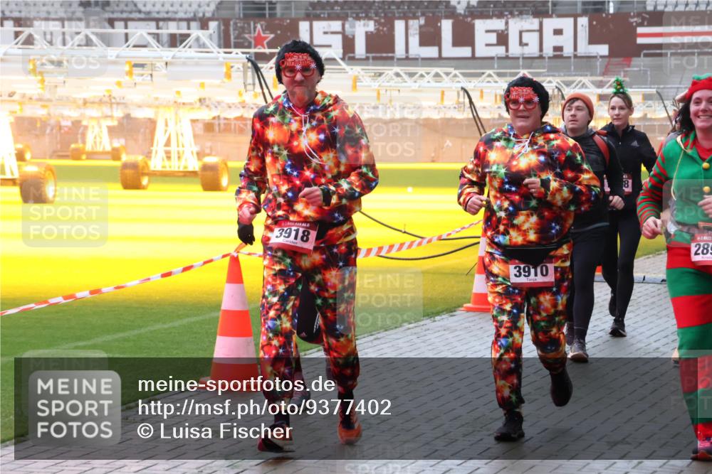 07.12.2025 - St. Pauli X-Mass-Run No. 15 Luisa Fischer http://msf.ph/oto/9377402 07.12.2025 10:26:20 Ziel 3918, 3910, 289, 50, 129, 211, 369, 374, 387, 398, 404, 422, 1069, 1227, 1538, 1561, 1581, 1586, 2041, 2104, 2106, 2149, 2191, 2215, 2680, 2896, 3742, 3779, 3805, 3910, 3918, 4044, 4162, 4164, 4202, 4300, 4301, 4372, 4373, 4492, 4501, 4775, 4782 meine-sportfotos.de