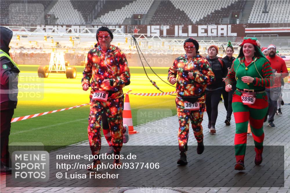 07.12.2025 - St. Pauli X-Mass-Run No. 15 Luisa Fischer http://msf.ph/oto/9377406 07.12.2025 10:26:20 Ziel 3918, 3910, 2896, 50, 129, 211, 369, 374, 387, 398, 404, 422, 1069, 1227, 1538, 1561, 1581, 1586, 2041, 2104, 2106, 2149, 2191, 2215, 2680, 2896, 3742, 3779, 3805, 3910, 3918, 4044, 4162, 4164, 4202, 4300, 4301, 4372, 4373, 4492, 4501, 4775, 4782 meine-sportfotos.de