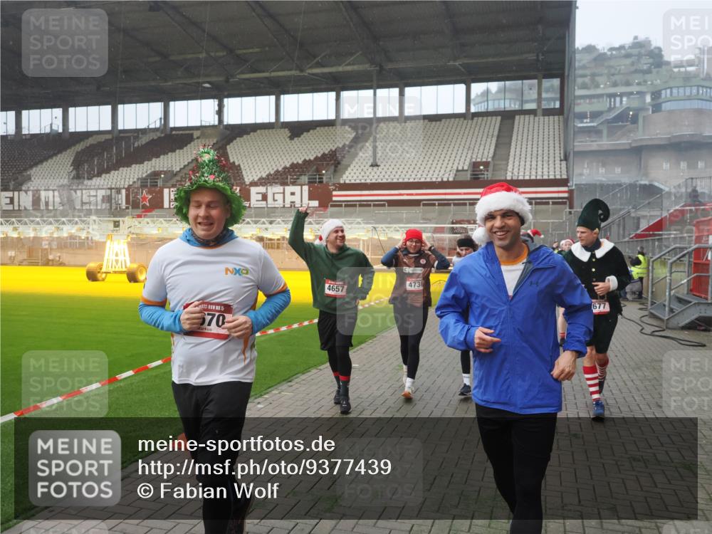 07.12.2025 - St. Pauli X-Mass-Run No. 15 Fabian Wolf http://msf.ph/oto/9377439 07.12.2025 10:06:17 Ziel 127, 148, 180, 187, 468, 893, 967, 969, 1119, 1788, 1832, 1937, 2894, 2968, 3093, 3196, 4246, 4251, 4657, 4665, 4670, 4672, 4676, 4677, 4736, 4739 meine-sportfotos.de