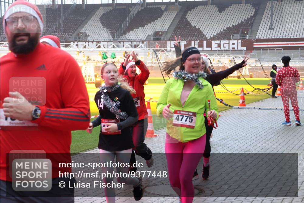 07.12.2025 - St. Pauli X-Mass-Run No. 15 Luisa Fischer http://msf.ph/oto/9377448 07.12.2025 10:26:26 Ziel 14, 15, 5, 5, 4775, 23, 50, 129, 211, 368, 369, 374, 387, 398, 404, 422, 1069, 1227, 1538, 1561, 1581, 1586, 1639, 2041, 2104, 2106, 2149, 2191, 2215, 2680, 2896, 2922, 3698, 3699, 3742, 3779, 3805, 3910, 3918, 4044, 4093, 4162, 4164, 4202, 4300, 4301, 4372, 4373, 4492, 4501, 4775, 4782 meine-sportfotos.de