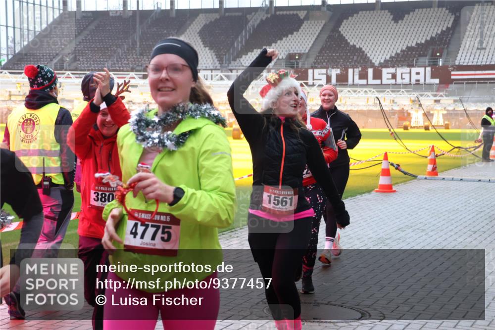 07.12.2025 - St. Pauli X-Mass-Run No. 15 Luisa Fischer http://msf.ph/oto/9377457 07.12.2025 10:26:27 Ziel 1910, 380, 15, 4775, 1561, 23, 28, 50, 129, 211, 368, 369, 374, 387, 398, 404, 422, 1069, 1227, 1538, 1561, 1581, 1586, 1639, 2041, 2104, 2106, 2149, 2191, 2215, 2896, 2922, 3698, 3699, 3742, 3779, 3805, 3910, 3918, 4044, 4093, 4162, 4164, 4202, 4300, 4301, 4372, 4373, 4492, 4501, 4529, 4532, 4775, 4782 meine-sportfotos.de