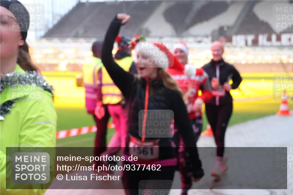 07.12.2025 - St. Pauli X-Mass-Run No. 15 Luisa Fischer http://msf.ph/oto/9377462 07.12.2025 10:26:27 Ziel 1561, 23, 28, 50, 129, 211, 368, 369, 374, 387, 398, 404, 422, 1069, 1227, 1538, 1561, 1581, 1586, 1639, 2041, 2104, 2106, 2149, 2191, 2215, 2896, 2922, 3698, 3699, 3742, 3779, 3805, 3910, 3918, 4044, 4093, 4162, 4164, 4202, 4300, 4301, 4372, 4373, 4492, 4501, 4529, 4532, 4775, 4782 meine-sportfotos.de
