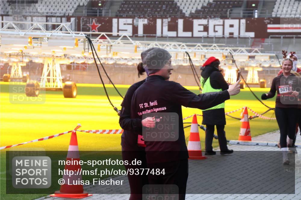 07.12.2025 - St. Pauli X-Mass-Run No. 15 Luisa Fischer http://msf.ph/oto/9377484 07.12.2025 10:26:58 Ziel 5010, 23, 28, 368, 1396, 1638, 1639, 2068, 2518, 2648, 2649, 2922, 3698, 3699, 3771, 3787, 3792, 3828, 4044, 4093, 4185, 4384, 4448, 4460, 4461, 4469, 4481, 4506, 4512, 4529, 4532, 4699, 4703, 4705, 4709, 5010 meine-sportfotos.de