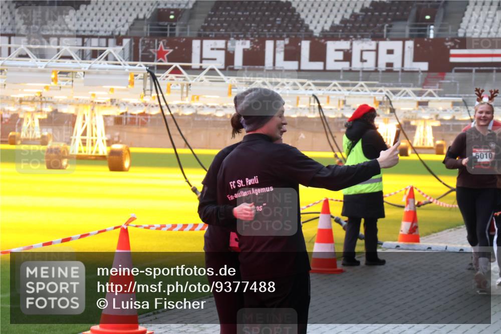 07.12.2025 - St. Pauli X-Mass-Run No. 15 Luisa Fischer http://msf.ph/oto/9377488 07.12.2025 10:26:58 Ziel 5010, 23, 28, 368, 1396, 1638, 1639, 2068, 2518, 2648, 2649, 2922, 3698, 3699, 3771, 3787, 3792, 3828, 4044, 4093, 4185, 4384, 4448, 4460, 4461, 4469, 4481, 4506, 4512, 4529, 4532, 4699, 4703, 4705, 4709, 5010 meine-sportfotos.de