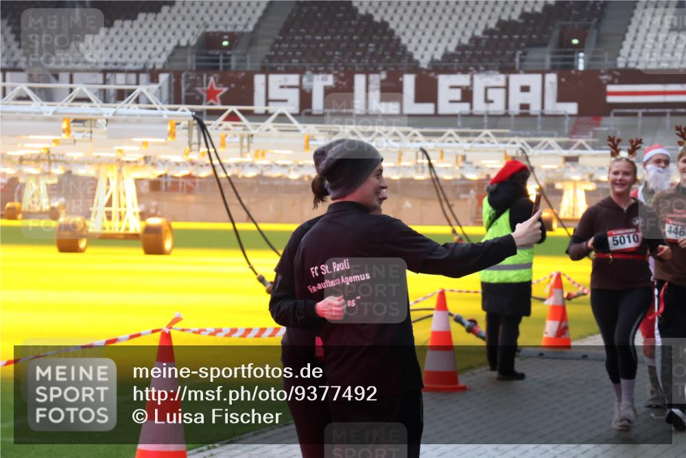 07.12.2025 - St. Pauli X-Mass-Run No. 15 Luisa Fischer http://msf.ph/oto/9377492 07.12.2025 10:26:59 Ziel 5010, 446, 23, 28, 368, 1396, 1638, 1639, 2068, 2518, 2648, 2649, 2922, 3698, 3699, 3771, 3787, 3792, 3828, 4044, 4093, 4185, 4384, 4448, 4460, 4461, 4469, 4481, 4506, 4512, 4529, 4532, 4699, 4703, 4705, 4709, 5010 meine-sportfotos.de