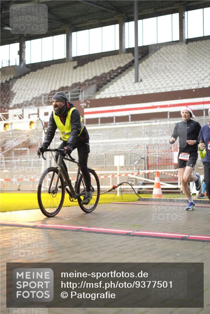 07.12.2025 - St. Pauli X-Mass-Run No. 15 Patografie http://msf.ph/oto/9377501 07.12.2025 10:08:32 Ziel 2247, 2248, 2650, 3212, 3495, 3671, 3759, 4205, 4232, 4234, 4451 meine-sportfotos.de