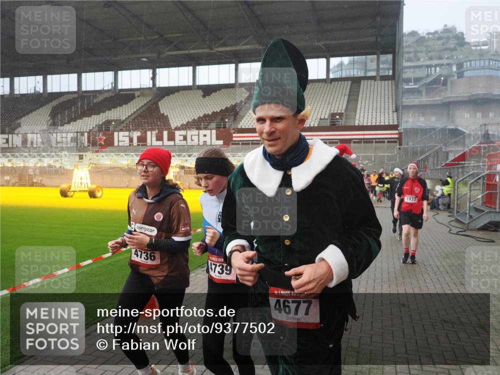 07.12.2025 - St. Pauli X-Mass-Run No. 15 Fabian Wolf http://msf.ph/oto/9377502 07.12.2025 10:06:19 Ziel 34, 127, 148, 187, 893, 967, 969, 1119, 1369, 1832, 1937, 1946, 2894, 2968, 3093, 3196, 4246, 4251, 4657, 4665, 4670, 4672, 4676, 4677, 4736, 4739 meine-sportfotos.de