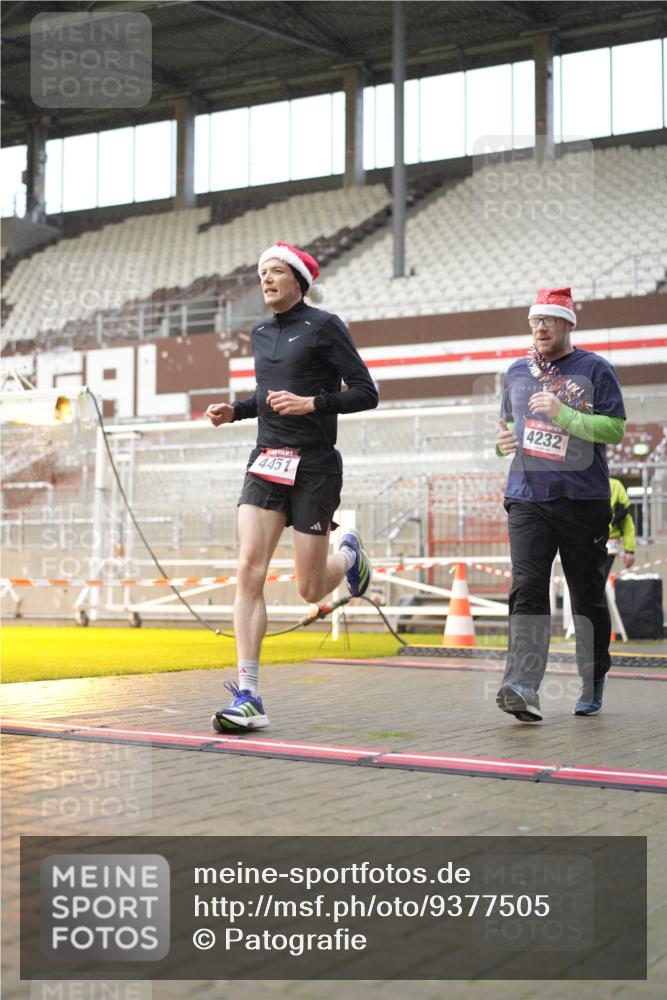 07.12.2025 - St. Pauli X-Mass-Run No. 15 Patografie http://msf.ph/oto/9377505 07.12.2025 10:08:33 Ziel 707, 2247, 2248, 2650, 3212, 3495, 3671, 3759, 4205, 4232, 4234, 4451 meine-sportfotos.de