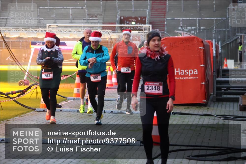 07.12.2025 - St. Pauli X-Mass-Run No. 15 Luisa Fischer http://msf.ph/oto/9377508 07.12.2025 10:01:42 Ziel 783, 780, 1124, 2348, 118, 393, 780, 783, 801, 804, 1050, 1124, 1294, 1760, 1887, 1892, 2378, 2528, 3187, 3878 meine-sportfotos.de