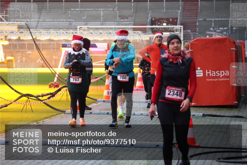 07.12.2025 - St. Pauli X-Mass-Run No. 15 Luisa Fischer http://msf.ph/oto/9377510 07.12.2025 10:01:42 Ziel 780, 783, 2348, 118, 393, 780, 783, 801, 804, 1050, 1124, 1294, 1760, 1887, 1892, 2378, 2528, 3187, 3878 meine-sportfotos.de