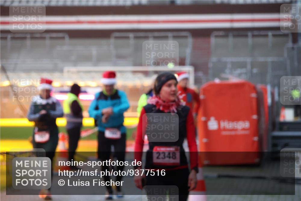 07.12.2025 - St. Pauli X-Mass-Run No. 15 Luisa Fischer http://msf.ph/oto/9377516 07.12.2025 10:01:43 Ziel 2348, 118, 393, 780, 783, 801, 804, 1050, 1124, 1294, 1760, 1887, 1892, 2378, 2528, 3187, 3580, 3582, 3629, 3878 meine-sportfotos.de