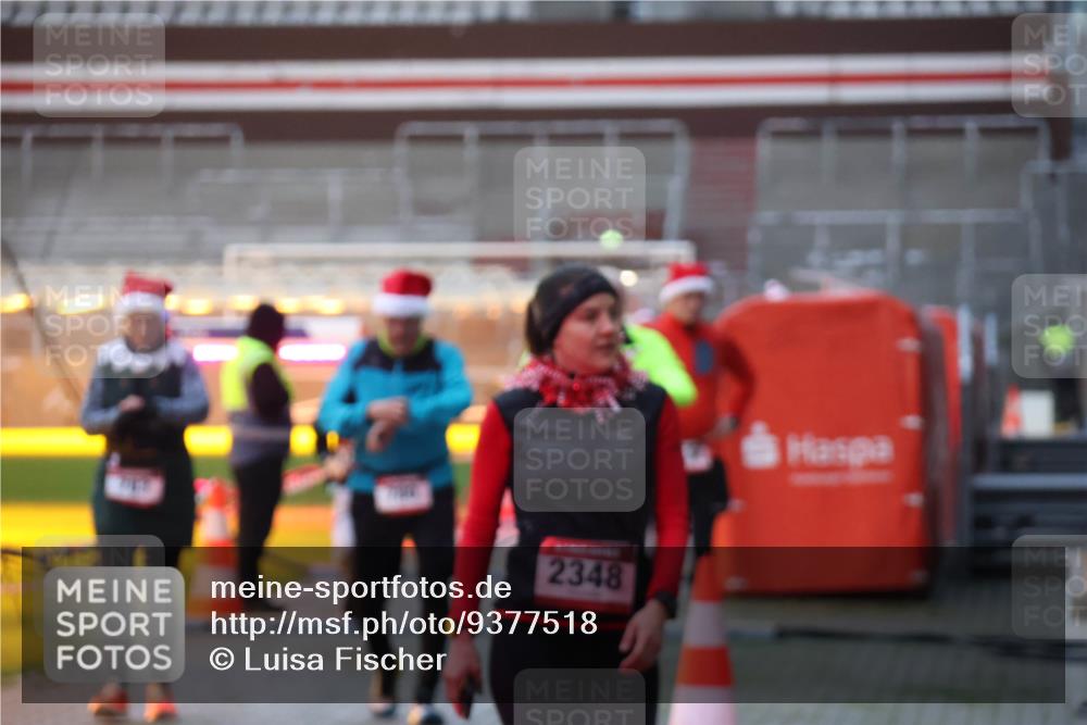 07.12.2025 - St. Pauli X-Mass-Run No. 15 Luisa Fischer http://msf.ph/oto/9377518 07.12.2025 10:01:44 Ziel 2348, 118, 393, 780, 783, 801, 804, 1050, 1124, 1294, 1760, 1887, 1892, 2378, 2528, 3187, 3580, 3582, 3629, 3878 meine-sportfotos.de