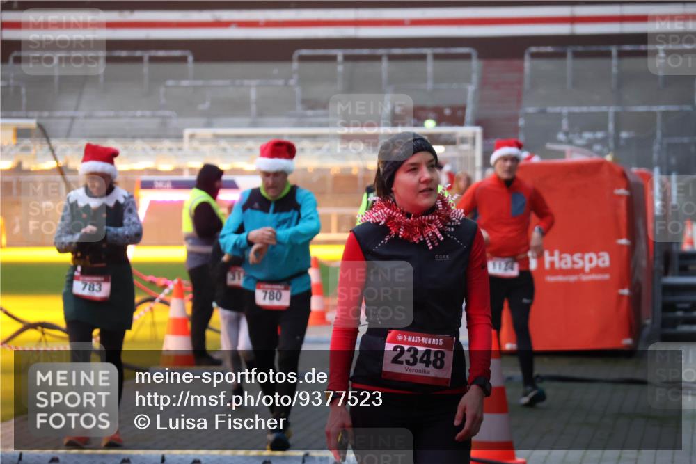 07.12.2025 - St. Pauli X-Mass-Run No. 15 Luisa Fischer http://msf.ph/oto/9377523 07.12.2025 10:01:45 Ziel 783, 780, 15, 2348, 1124, 118, 393, 780, 783, 801, 804, 1050, 1124, 1294, 1724, 1760, 1887, 1892, 2378, 2528, 3187, 3580, 3582, 3629, 3878 meine-sportfotos.de