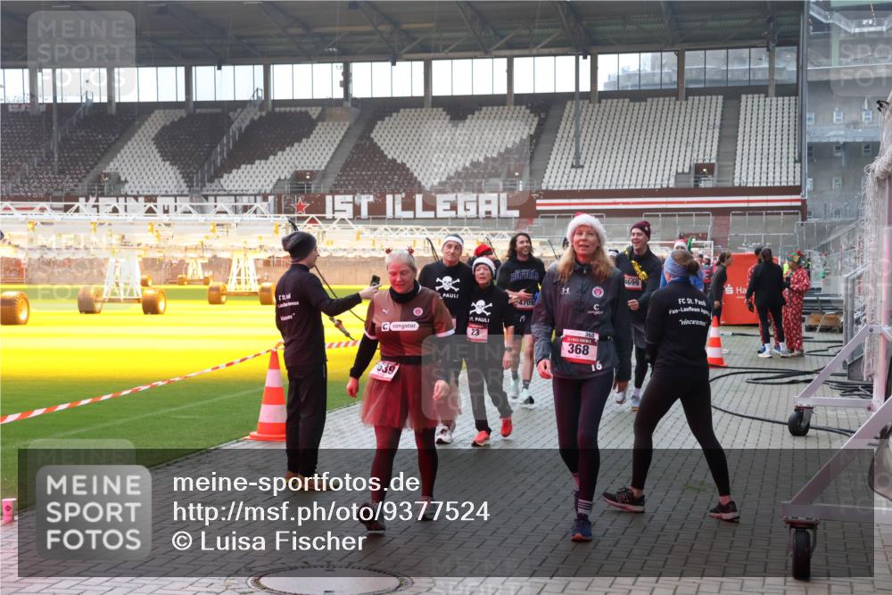 07.12.2025 - St. Pauli X-Mass-Run No. 15 Luisa Fischer http://msf.ph/oto/9377524 07.12.2025 10:27:11 Ziel 039, 4709, 23, 368, 4699, 23, 28, 159, 368, 1396, 1468, 1472, 1638, 1639, 2068, 2518, 2648, 2649, 2922, 3698, 3699, 3720, 3771, 3787, 3792, 3828, 4093, 4185, 4384, 4448, 4460, 4461, 4469, 4481, 4506, 4512, 4529, 4532, 4699, 4703, 4705, 4709, 5010 meine-sportfotos.de