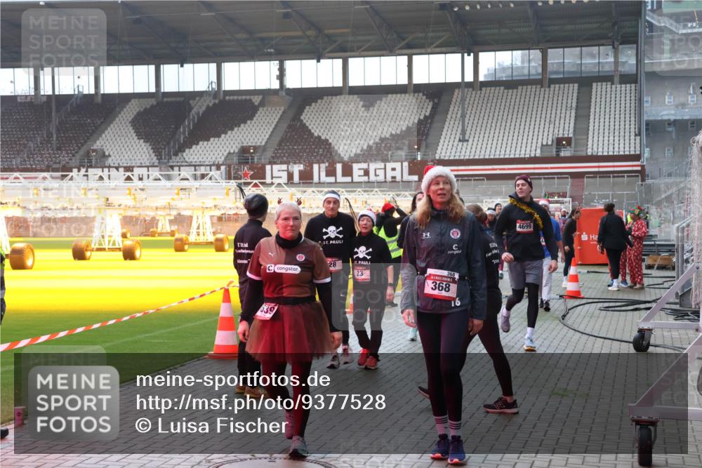 07.12.2025 - St. Pauli X-Mass-Run No. 15 Luisa Fischer http://msf.ph/oto/9377528 07.12.2025 10:27:12 Ziel 28, 23, 039, 368, 368, 4699, 23, 28, 159, 368, 1396, 1468, 1472, 1638, 1639, 2068, 2518, 2648, 2649, 2922, 3698, 3699, 3720, 3771, 3787, 3792, 3828, 4093, 4185, 4334, 4353, 4384, 4448, 4460, 4461, 4469, 4481, 4506, 4512, 4529, 4532, 4699, 4703, 4705, 4709, 5010 meine-sportfotos.de