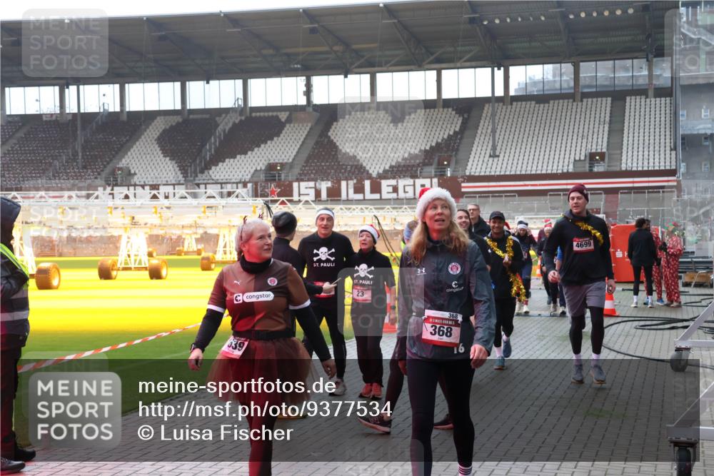 07.12.2025 - St. Pauli X-Mass-Run No. 15 Luisa Fischer http://msf.ph/oto/9377534 07.12.2025 10:27:12 Ziel 039, 16, 23, 368, 368, 4699, 23, 28, 159, 368, 1396, 1468, 1472, 1638, 1639, 2068, 2518, 2648, 2649, 2922, 3698, 3699, 3720, 3771, 3787, 3792, 3828, 4093, 4185, 4334, 4353, 4384, 4448, 4460, 4461, 4469, 4481, 4506, 4512, 4529, 4532, 4699, 4703, 4705, 4709, 5010 meine-sportfotos.de