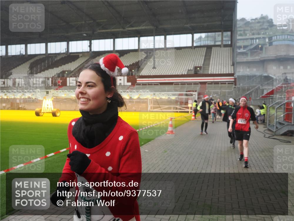 07.12.2025 - St. Pauli X-Mass-Run No. 15 Fabian Wolf http://msf.ph/oto/9377537 07.12.2025 10:06:20 Ziel 34, 127, 148, 187, 893, 967, 969, 1119, 1369, 1479, 1480, 1832, 1937, 1946, 2894, 2968, 3196, 4246, 4657, 4665, 4670, 4672, 4676, 4677, 4736, 4739 meine-sportfotos.de