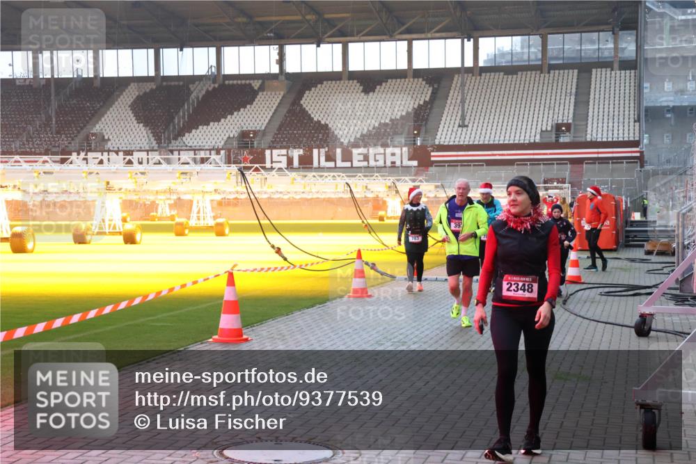 07.12.2025 - St. Pauli X-Mass-Run No. 15 Luisa Fischer http://msf.ph/oto/9377539 07.12.2025 10:01:48 Ziel 783, 39, 78, 2348, 118, 393, 780, 783, 801, 804, 1050, 1124, 1294, 1724, 1760, 1859, 1887, 1892, 2378, 2528, 2681, 3187, 3580, 3582, 3629, 3878 meine-sportfotos.de