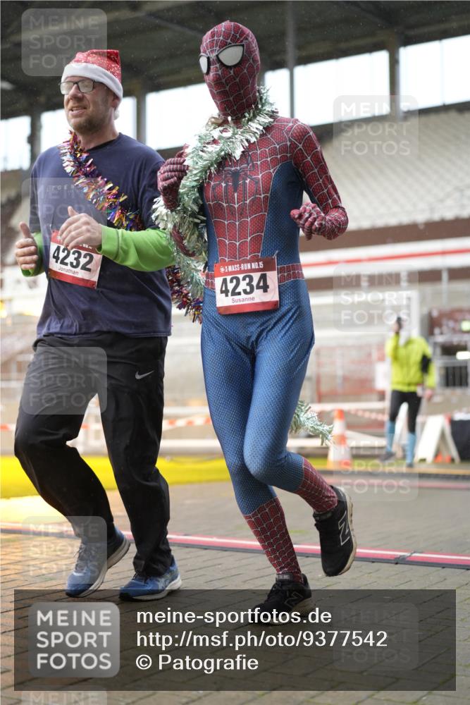 07.12.2025 - St. Pauli X-Mass-Run No. 15 Patografie http://msf.ph/oto/9377542 07.12.2025 10:08:34 Ziel 707, 1031, 2247, 2248, 2650, 3212, 3495, 3671, 3759, 4205, 4232, 4234, 4451 meine-sportfotos.de