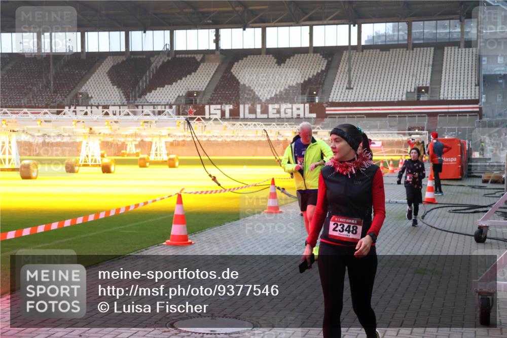 07.12.2025 - St. Pauli X-Mass-Run No. 15 Luisa Fischer http://msf.ph/oto/9377546 07.12.2025 10:01:49 Ziel 1, 39, 15, 2348, 118, 393, 780, 783, 801, 804, 1050, 1124, 1294, 1724, 1760, 1859, 1887, 1892, 2167, 2378, 2528, 2681, 3187, 3580, 3582, 3629, 3878 meine-sportfotos.de
